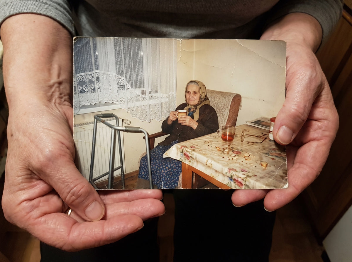 stare zdjęcie mamy w fotelu przy oknie, obok balkonik