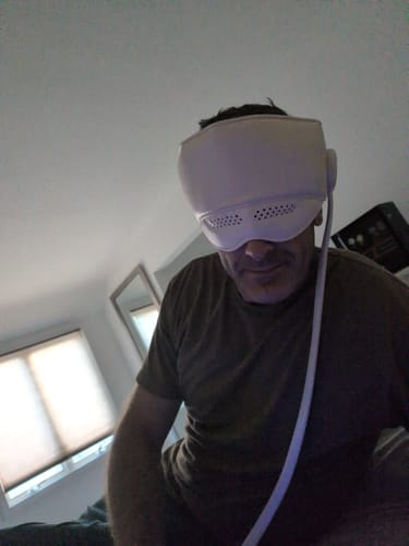 Mężczyzna w sypialni z maską Noom Migra Calm